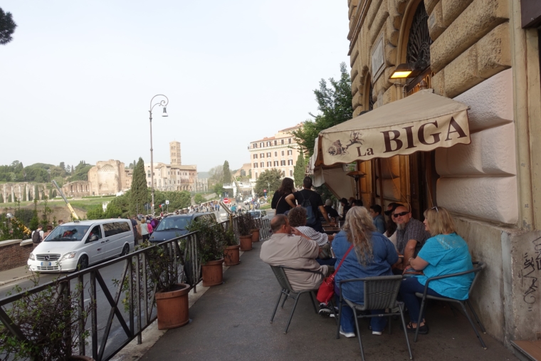 コロッセオ前のカフェ